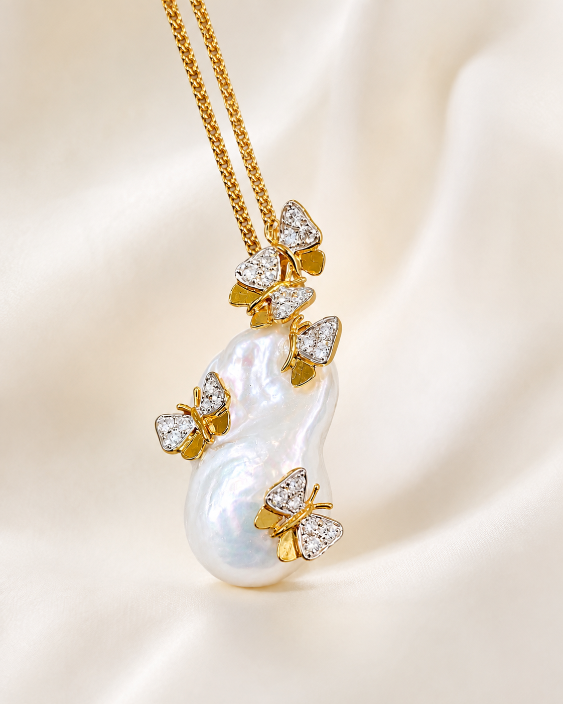 Baroque Pearl Pendant set in 18k gold with  diamonds 226993