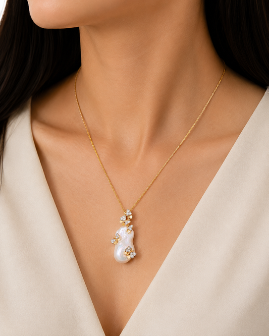 Baroque Pearl Pendant set in 18k gold with  diamonds 226993