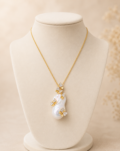 Baroque Pearl Pendant set in 18k gold with  diamonds 226993