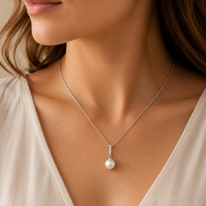 White South Sea Pearl Pendant set in 18K White Gold 10.6mm 256162