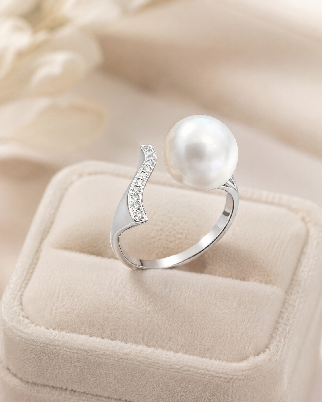White South Sea Pearl Ring set in 14K White Gold 13.55mm Diamond 0.09CT 256166