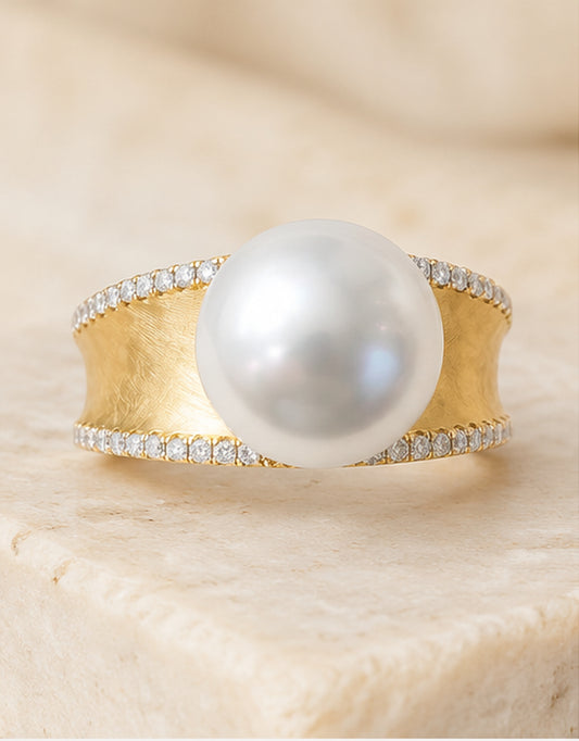 White South Sea Pearl 10mm Ring in 18k Yellow Gold with Diamonds 0.15ct 265372