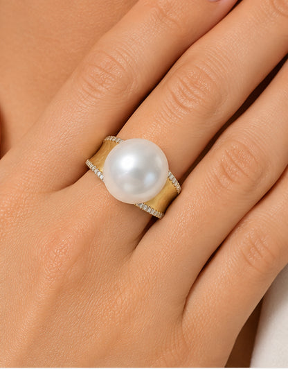 White South Sea Pearl 10mm Ring in 18k Yellow Gold with Diamonds 0.15ct 265372