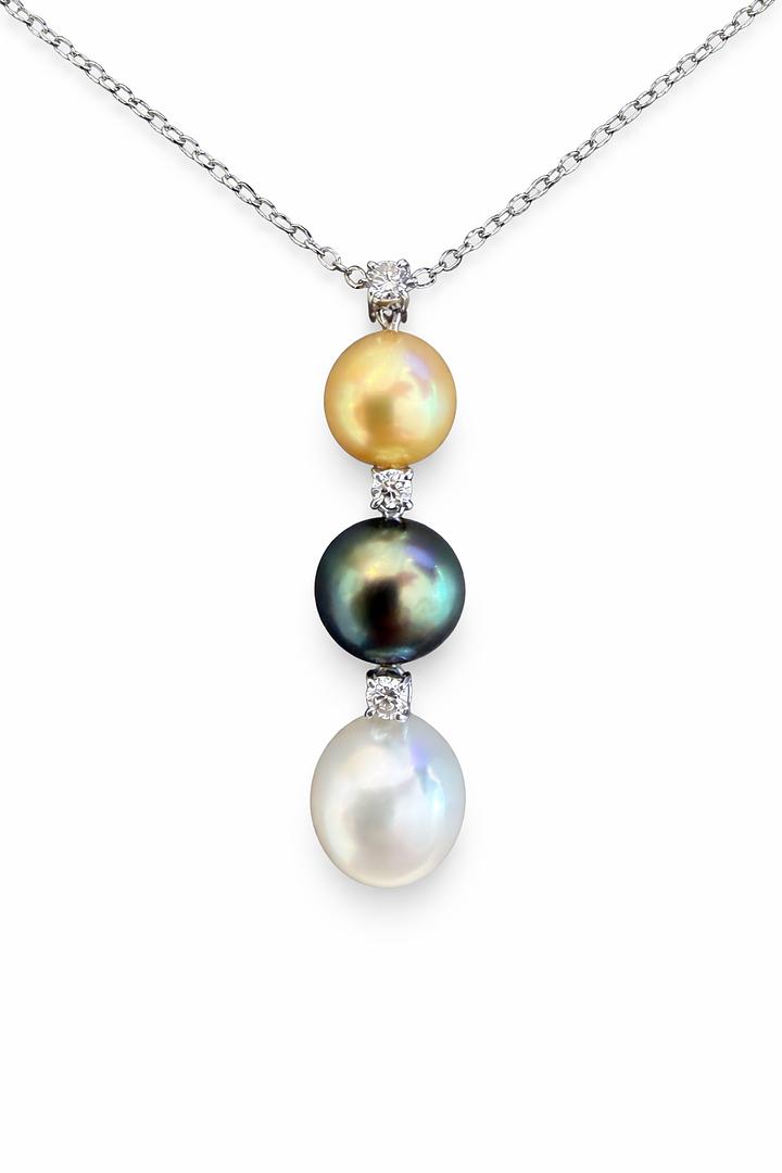18K White Gold Multicoloured Pearls 10mm–11mm (3 Pearls) Diamonds 0.30CT