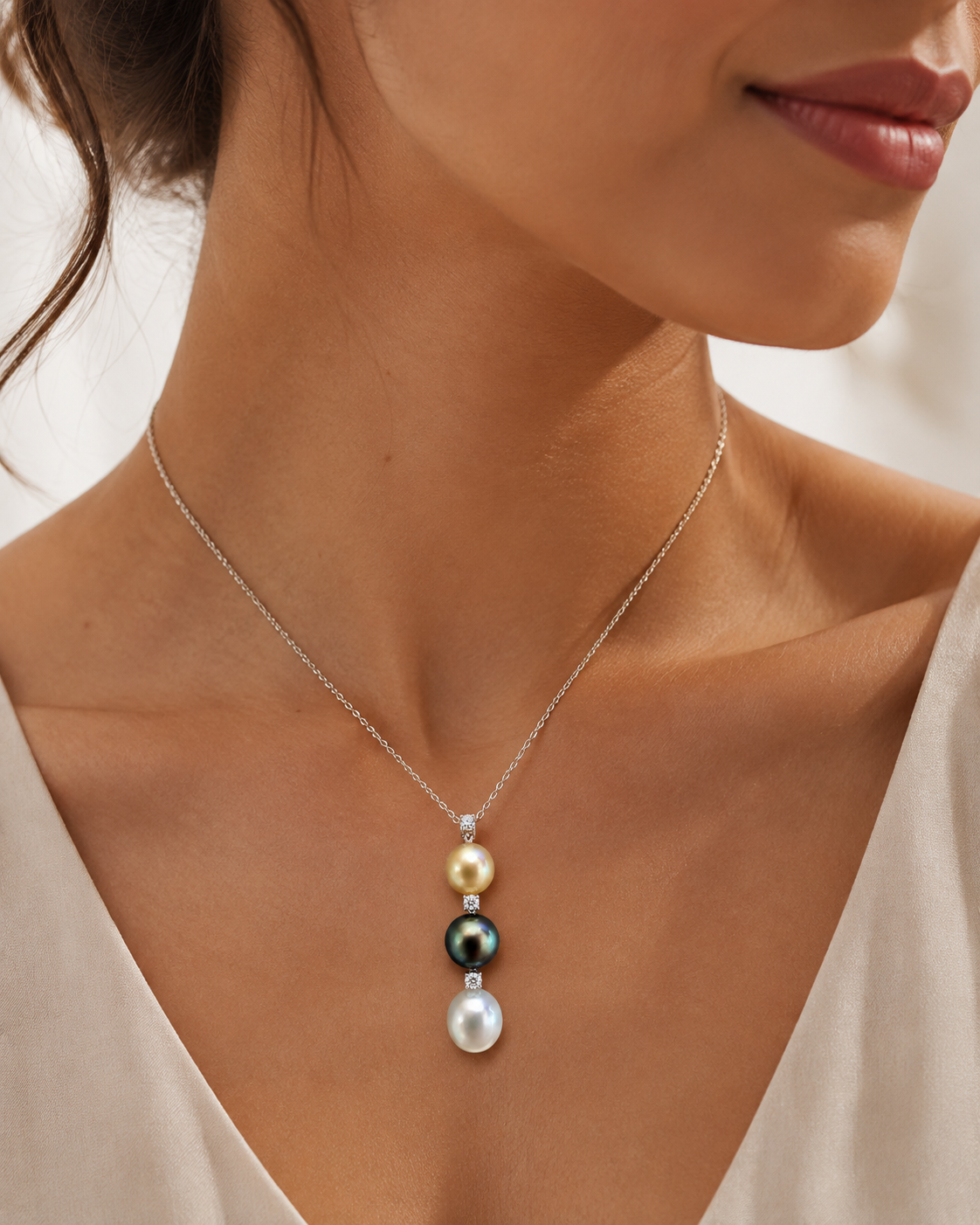 18K White Gold Multicoloured Pearls 10mm–11mm (3 Pearls) Diamonds 0.30CT